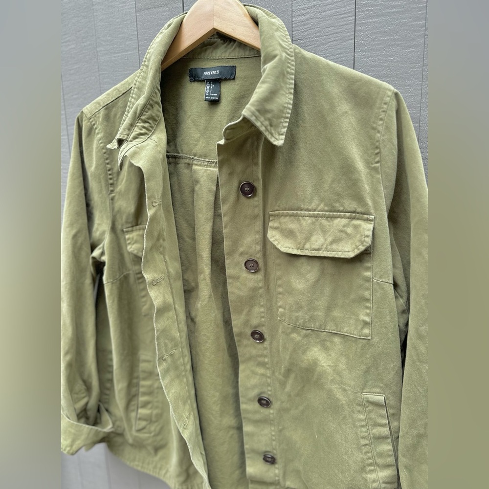 Forever 21 Olive green oversized shirt jacket. Side pockets. Size L.